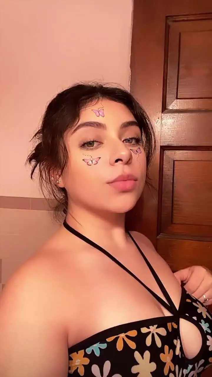 Going out to the pool 😋 hope an alpha male gropes me in this and claims me 😇 [DM’s have gotten cluttered so pls stick to the comments section, I won’t be accepting DM’s!] posted by AnnaFromDiscord