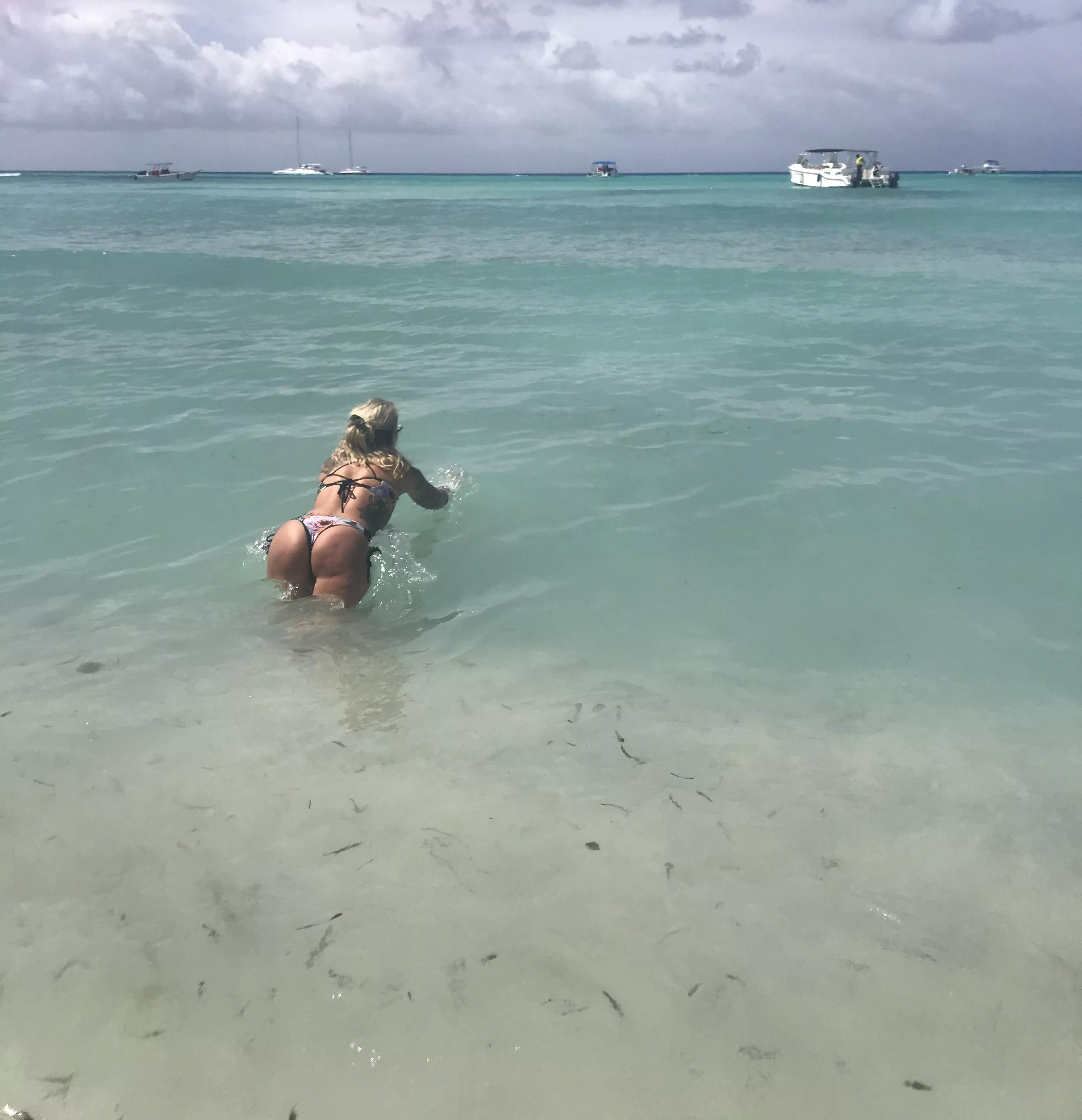 Golden booty 😘 take me back to the Caribbean! posted by Cassie_prey013