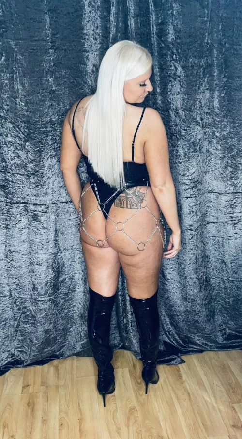 Goldilocks with the cute booty by sparkly-and-savage