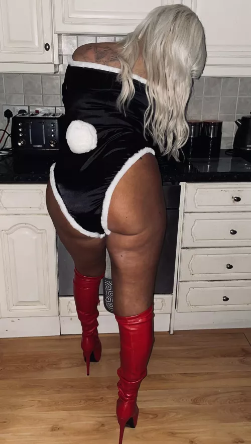 Gonna serve you up a sexy Christmas dinner honey, hope you’re hungry by sparkly-and-savage
