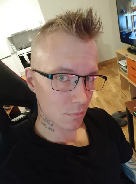 Good evening, everyone :) by MrMcDangernoodle