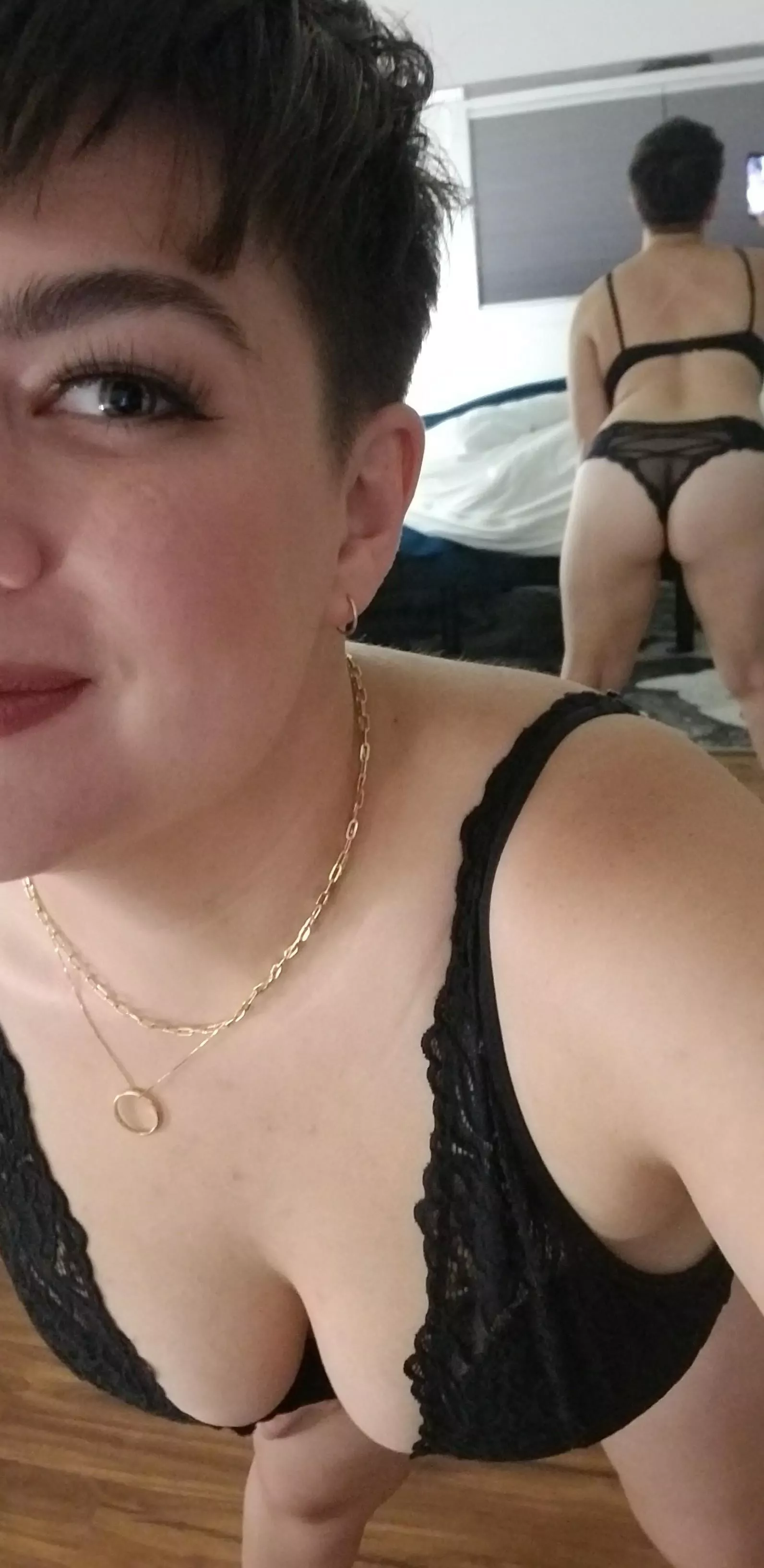 Good evening to all queer women everywhere 😘 posted by 1000splendidpuns