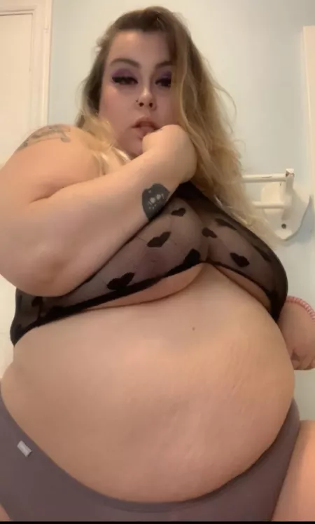 Good morning ! Anyone wanna play with my tummy ? Message me , pls by lillyloveyouu