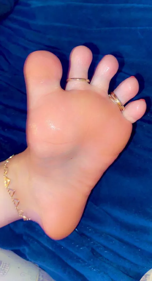 Good morning 😈 do u like my cute feet? by Cutetreats27
