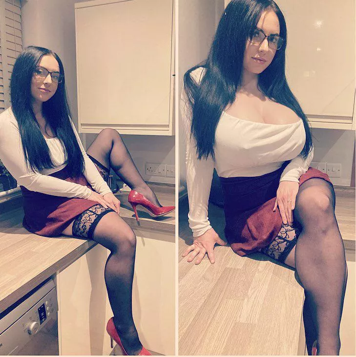 Good morning from me, your friendly and ever expanding neighbourhood MILF 👋🏻 posted by BelleDomme2019