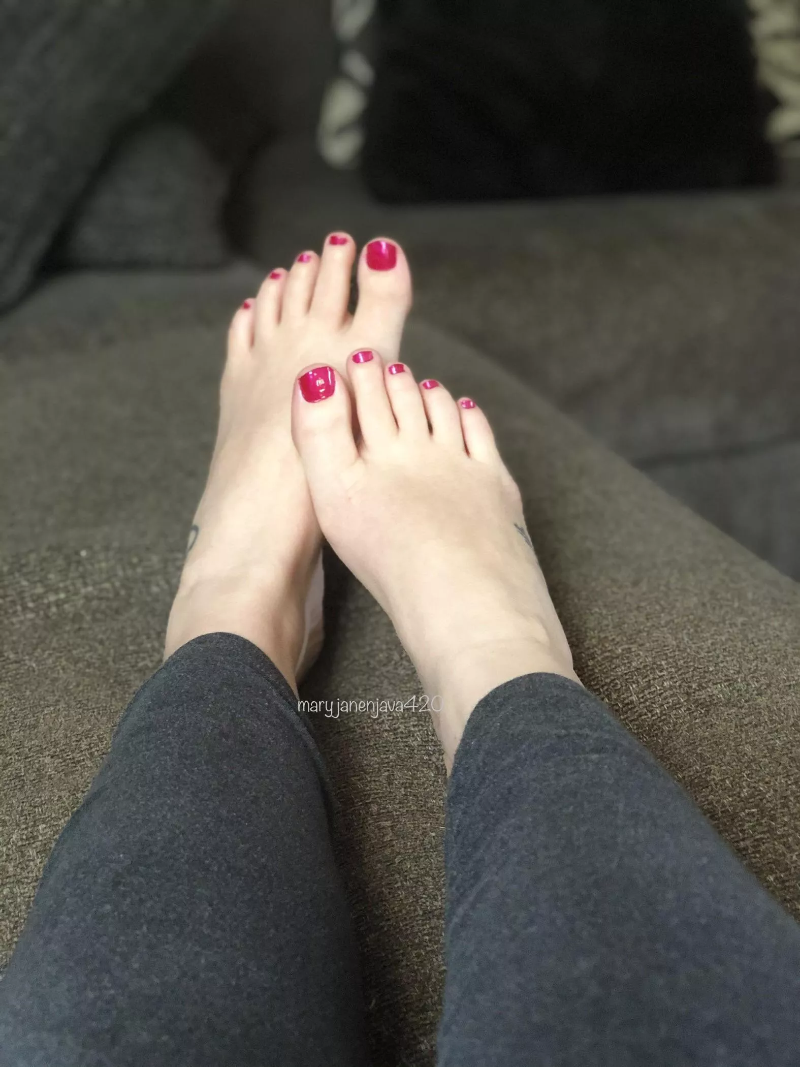 Good morning from my beautiful feet 🤤😘 posted by [deleted]