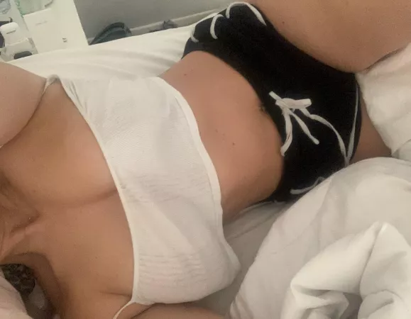 Good morning from sunny london! About to jump in the shower 😋 by amelialeelxxl