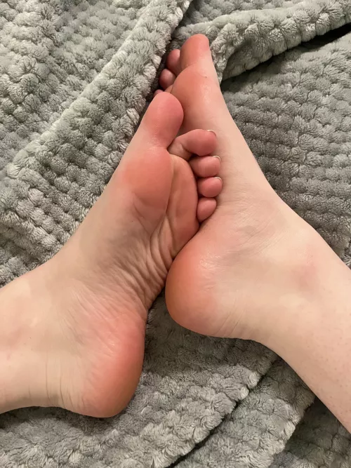 Goodnight 🌙 DMs welcome 😘 by lizassoles