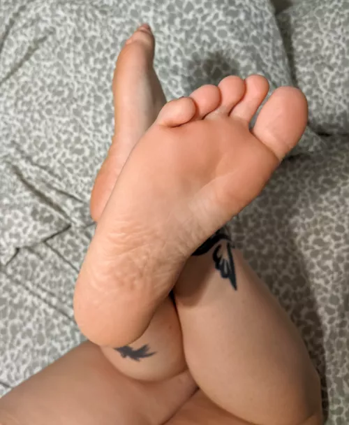 Goodnight! Try not to dream about my feet (; by FantasyHorrorXO