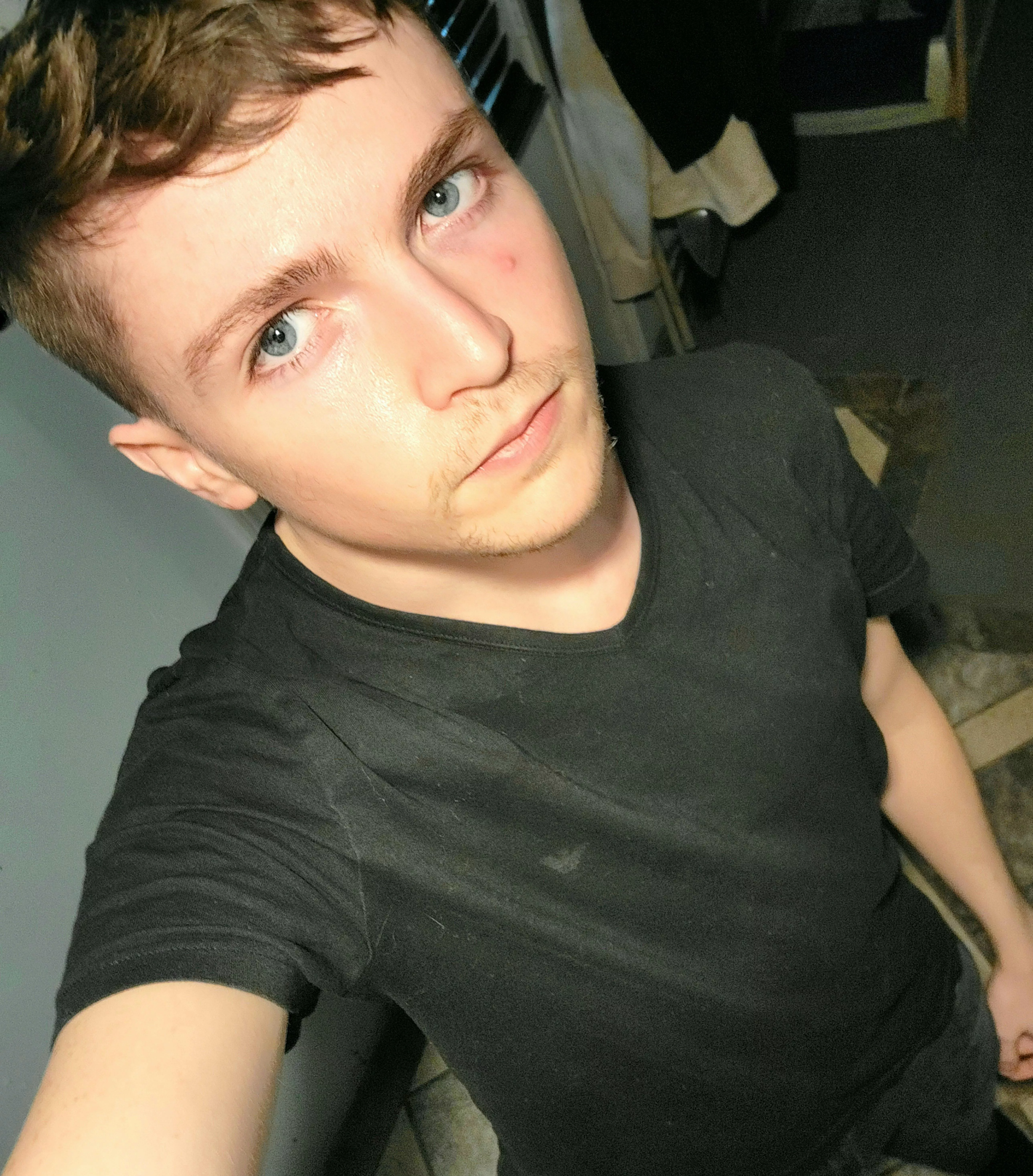 Got a haircut! Naked pictures to come with it soon!😊💛 PS.. excuse the zit 🙃 posted by Gaymerzen