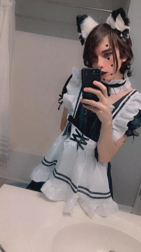 got a maid outfit <3 by bluaidan