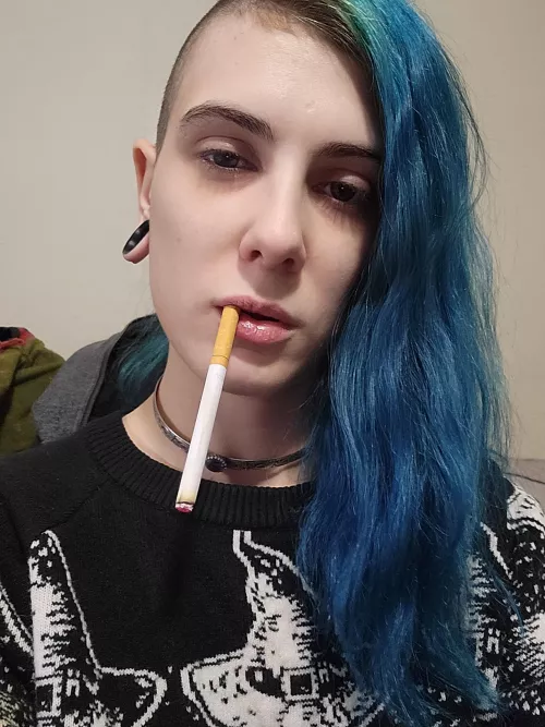 Got myself some menthol Newport 100s thanks to a special someone 😘 I know he loves watching me smoke hehe 🥰😜😘 gotta love that dangle. by Kinkylittlehippy