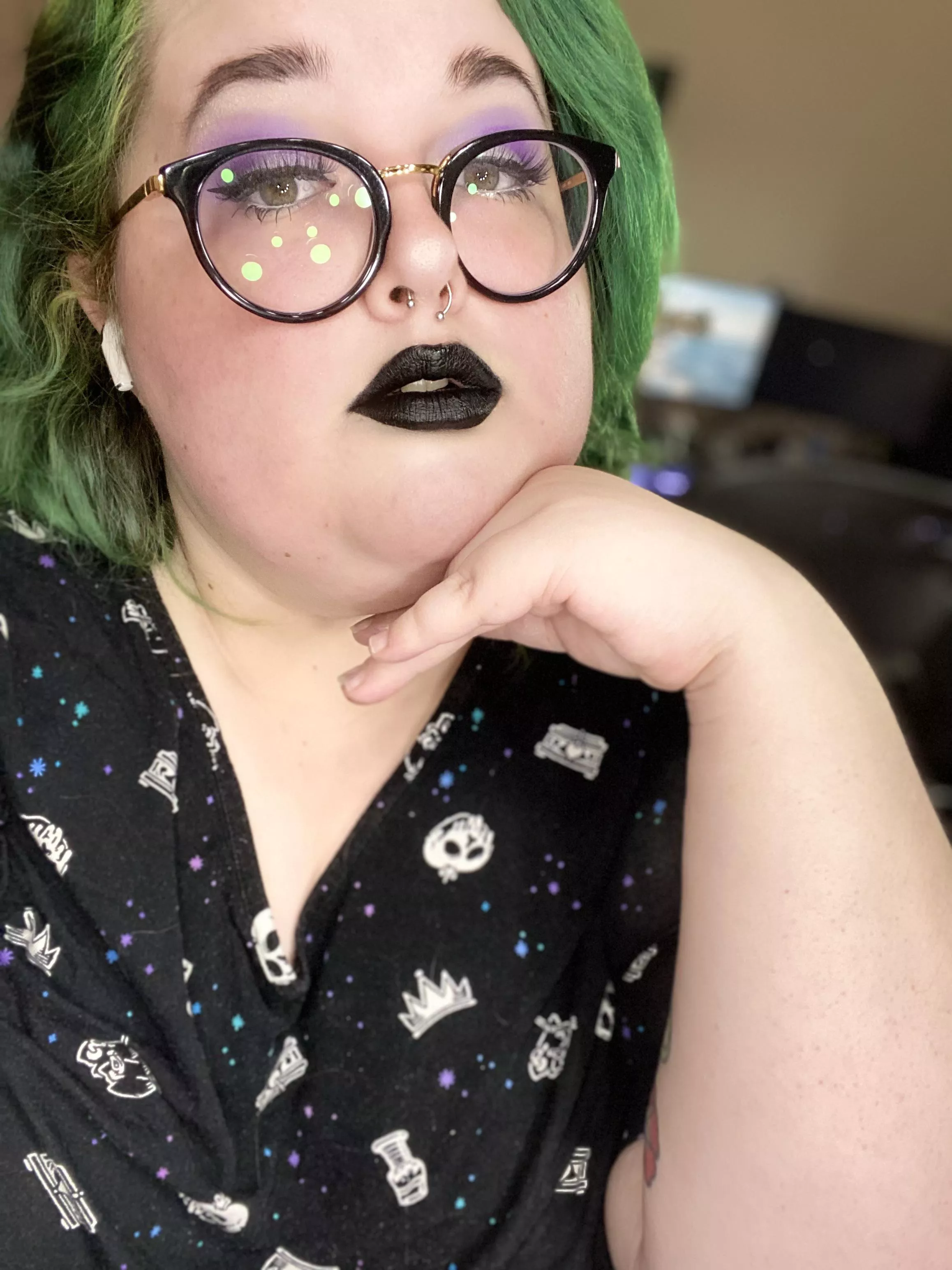 Got new glasses 🖤 posted by malcchiato