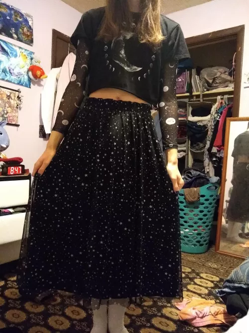 Got this nice flowy long skirt a while ago. I'm in absolute love with it ❤️ by Wateryfemboy