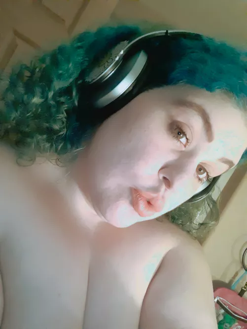 Green eyed + Green hair bbw for you by nyx_moonlight_
