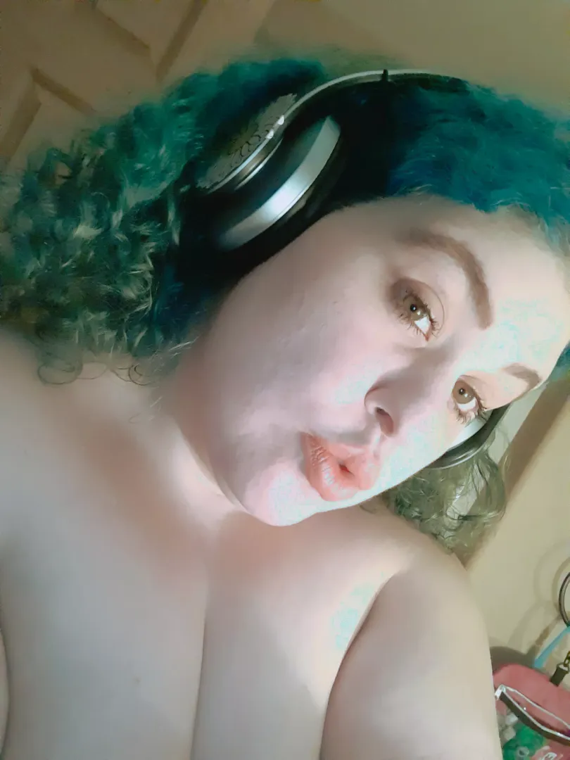 Green eyed + Green hair bbw for you posted by nyx_moonlight_