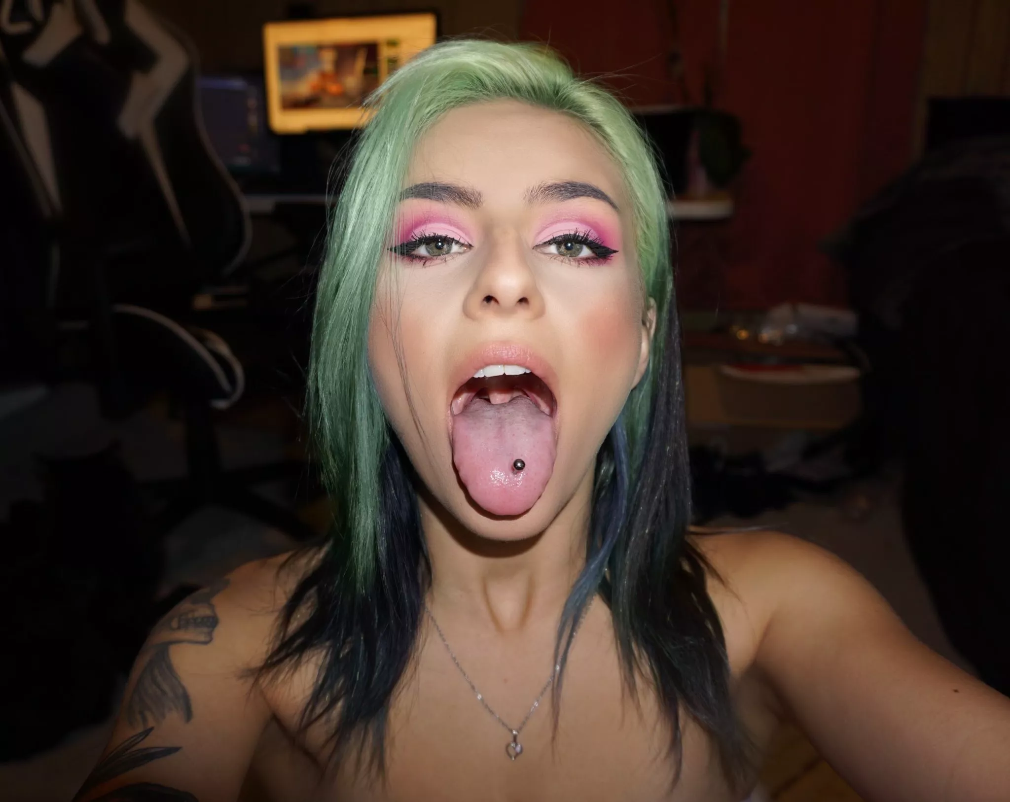 Green hair posted by Distracted_boomerz
