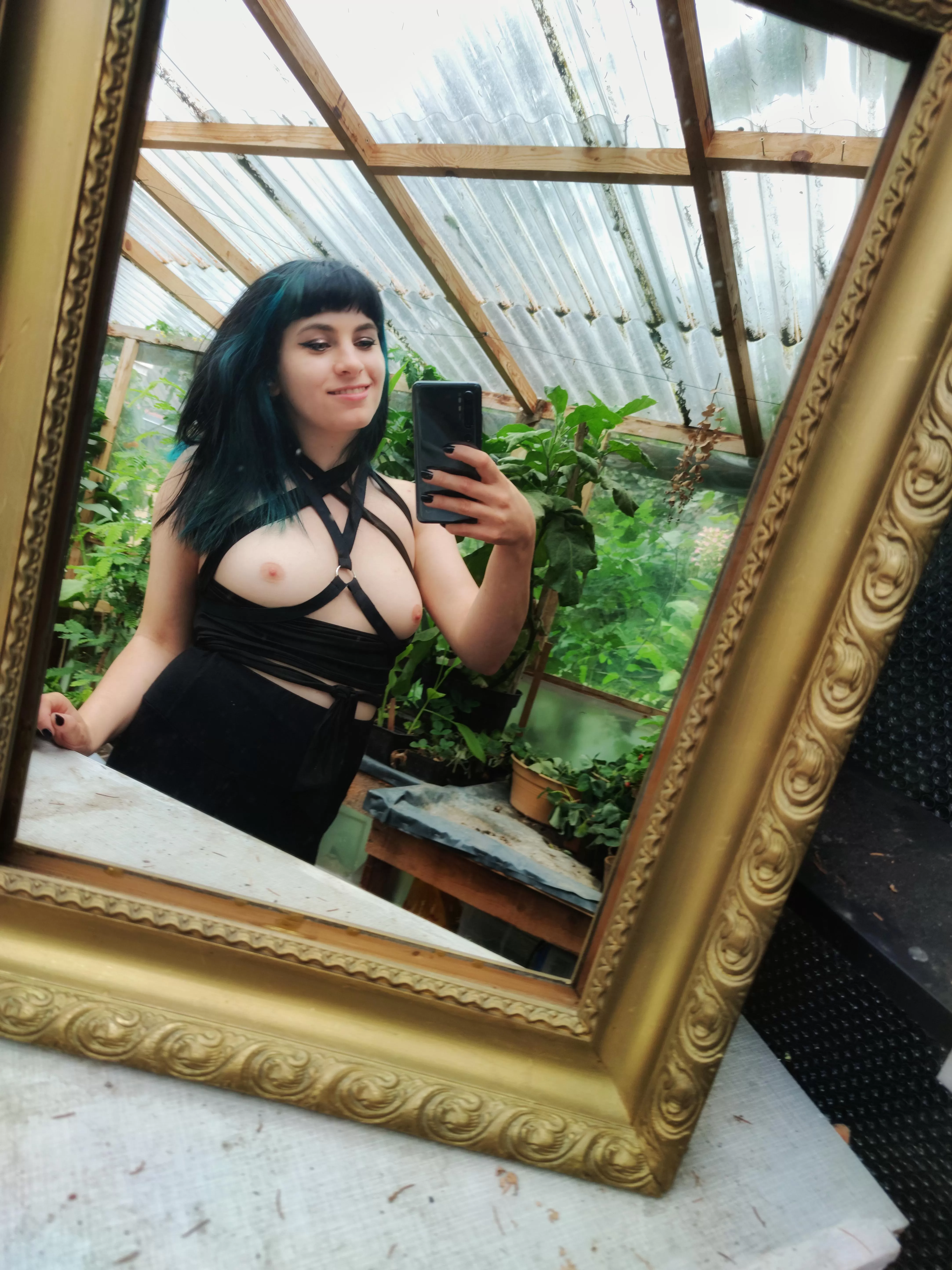 greenhouse nudes 💚 posted by aprilx666
