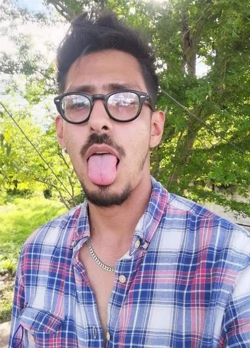 greetings from mexico.. can someone please sit on my face? by kinky_papi