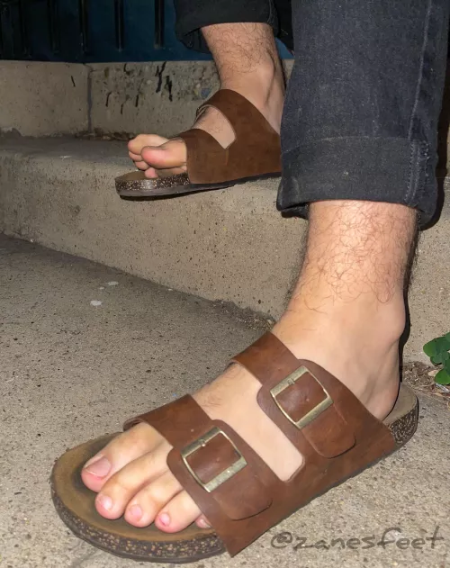 Guess who's back, back again🎶👣 by Zanes-Feet