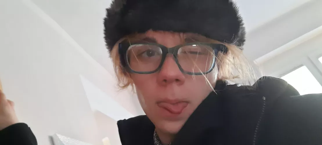 GUYS DO I LOOK LIKE A GIRL???? I HAD TONS OF PEOPLE LOOK AT THIS PIC AND SAY THAT IT'S A GIRL AND LIKE WHAT?!?!?! I'm asking you people 'cause I know you can tell. by Atiov