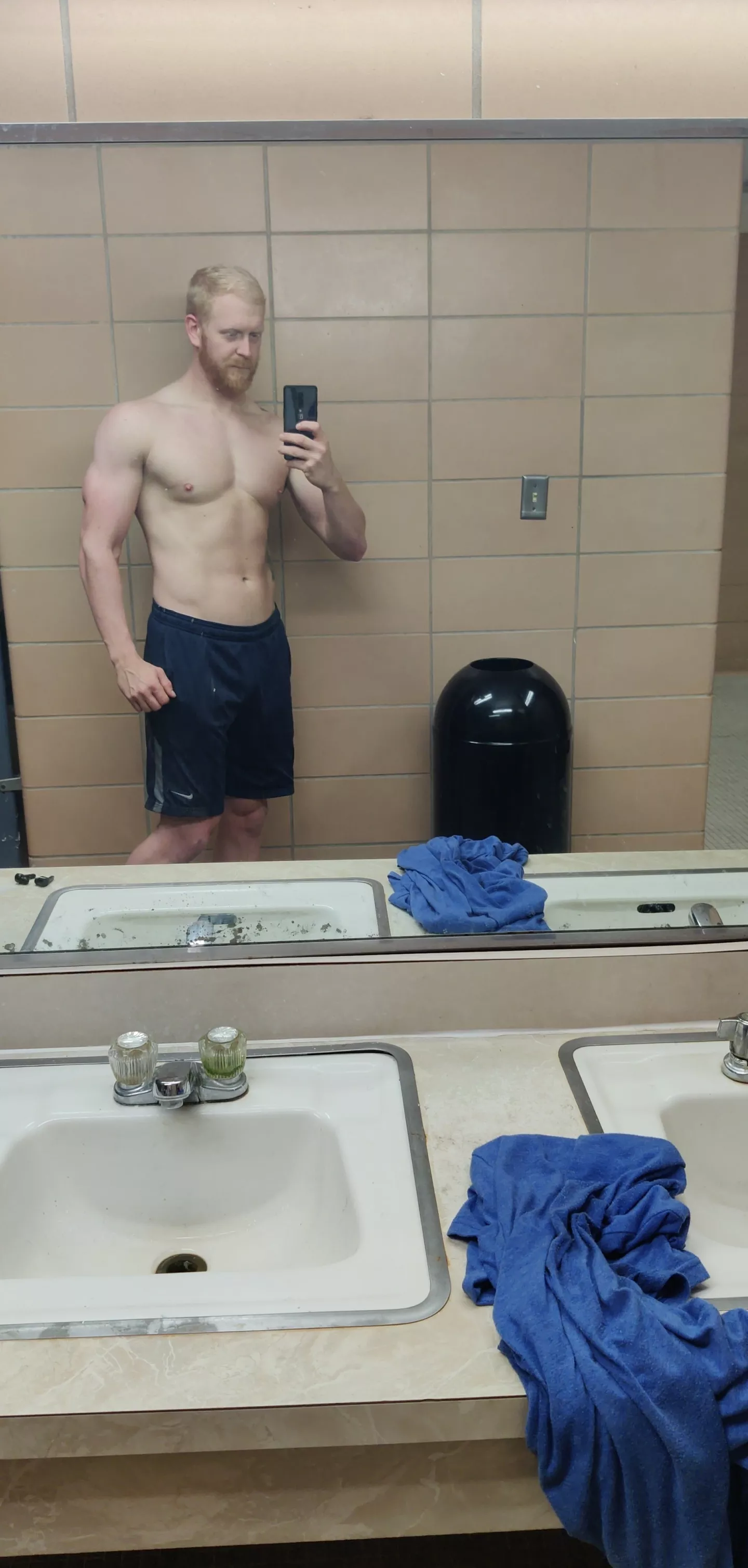 Gym selfie posted by zhanson93