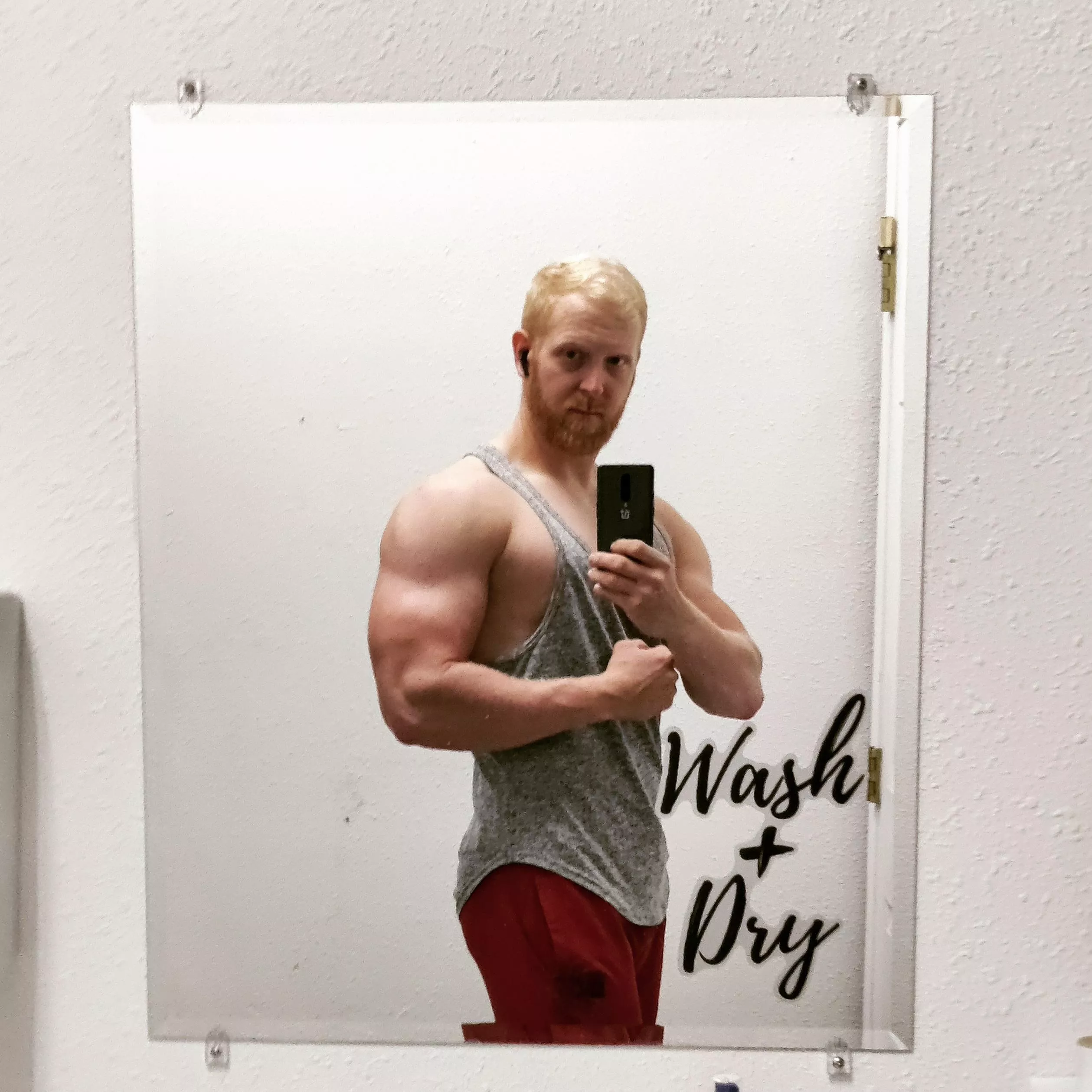 Gym selfie posted by zhanson93