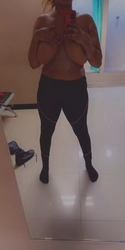 Gym selfies is fun when anyone can walk in by parallel_dolll