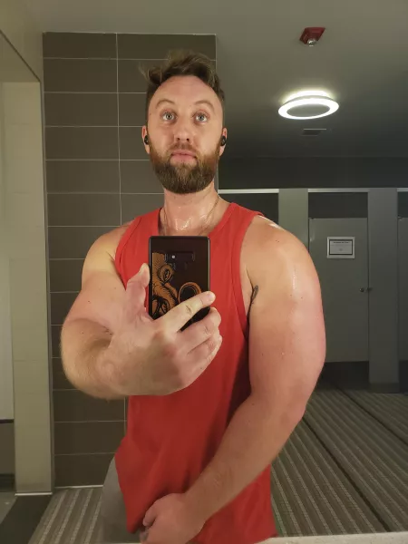 Gym sesh by R2D33Z3DNUTZ