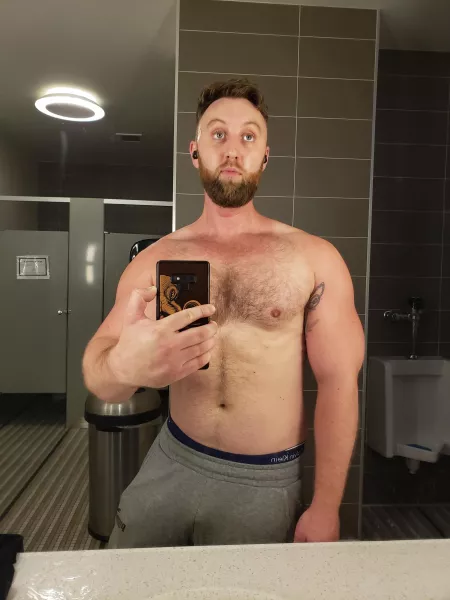 Gym time 💪 by R2D33Z3DNUTZ