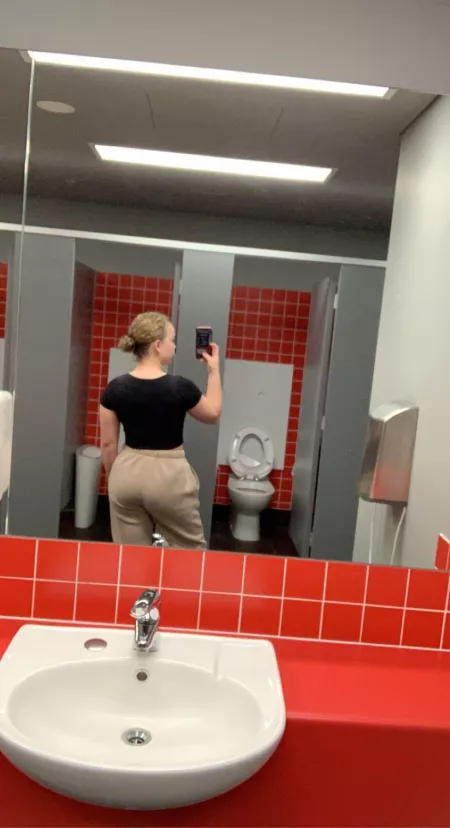 Had to get a shot of my 🍑🍑 in the bathroom by veganskank