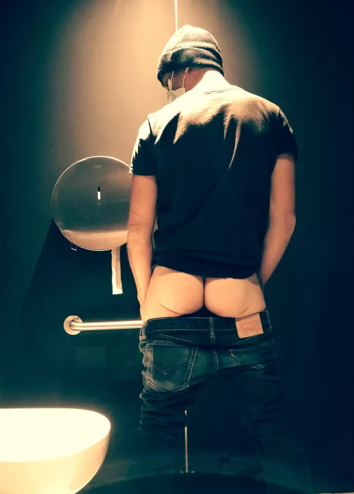 Hahaha, unusual place to show off... by ex-hibitio