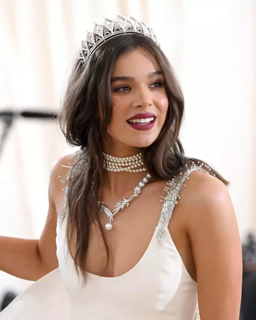 Hailee Steinfeld by Thr0wAwayyy128