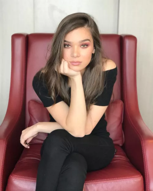Hailee Steinfeld wants to watch you jerk off. 😏 by -GnarlyCharlie-
