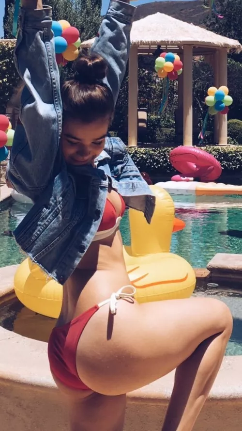 Hailee Steinfeld's fantastic ass by starkiller743