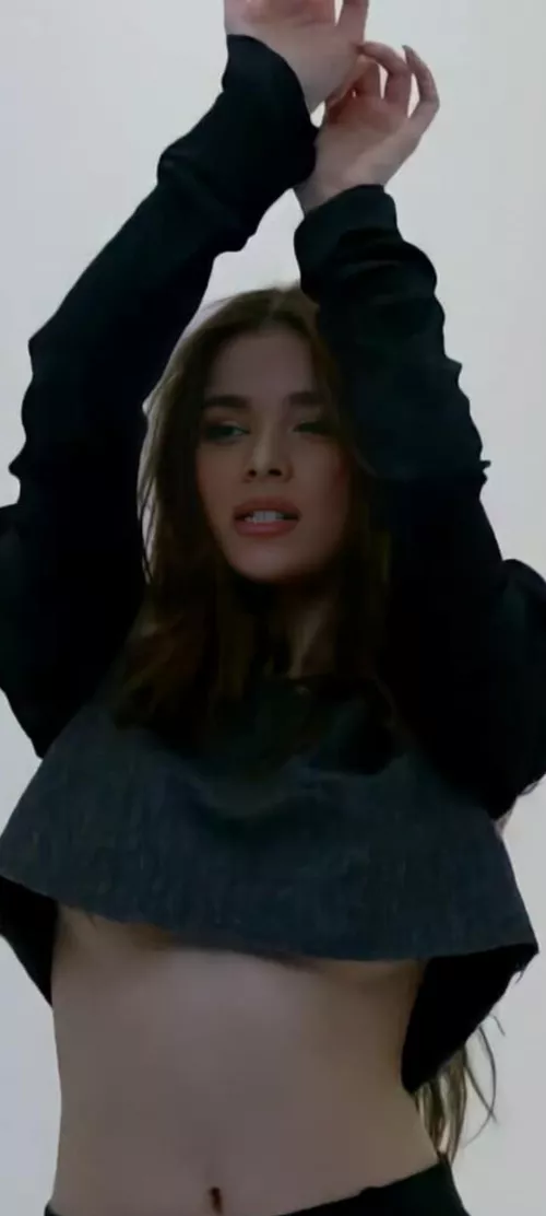 Hailee Steinfeld's Under Boobs 👀🔥🔥 by Slippinjimmy20