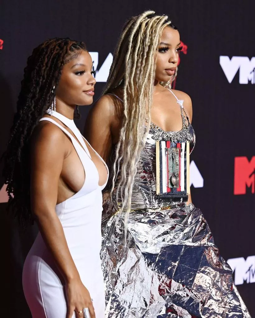 Halle’s side boob posted by thehornyblog