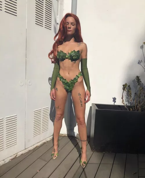 Halsey as poison ivy being a halloween queen by shimmeringskys