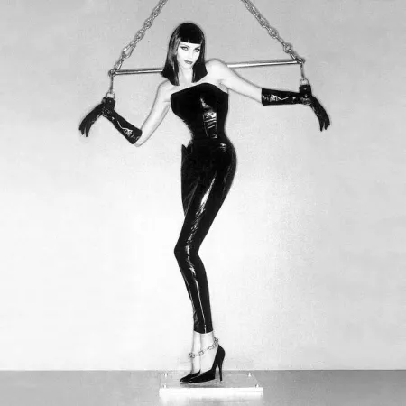 Hanging Out by Sidratulc