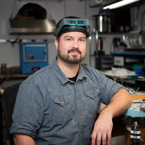 Hanging out in the jewelry workshop. Happy belated new year! by colorforge