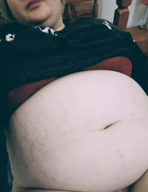 Hanging out with my fat belly 😋 by marirosess