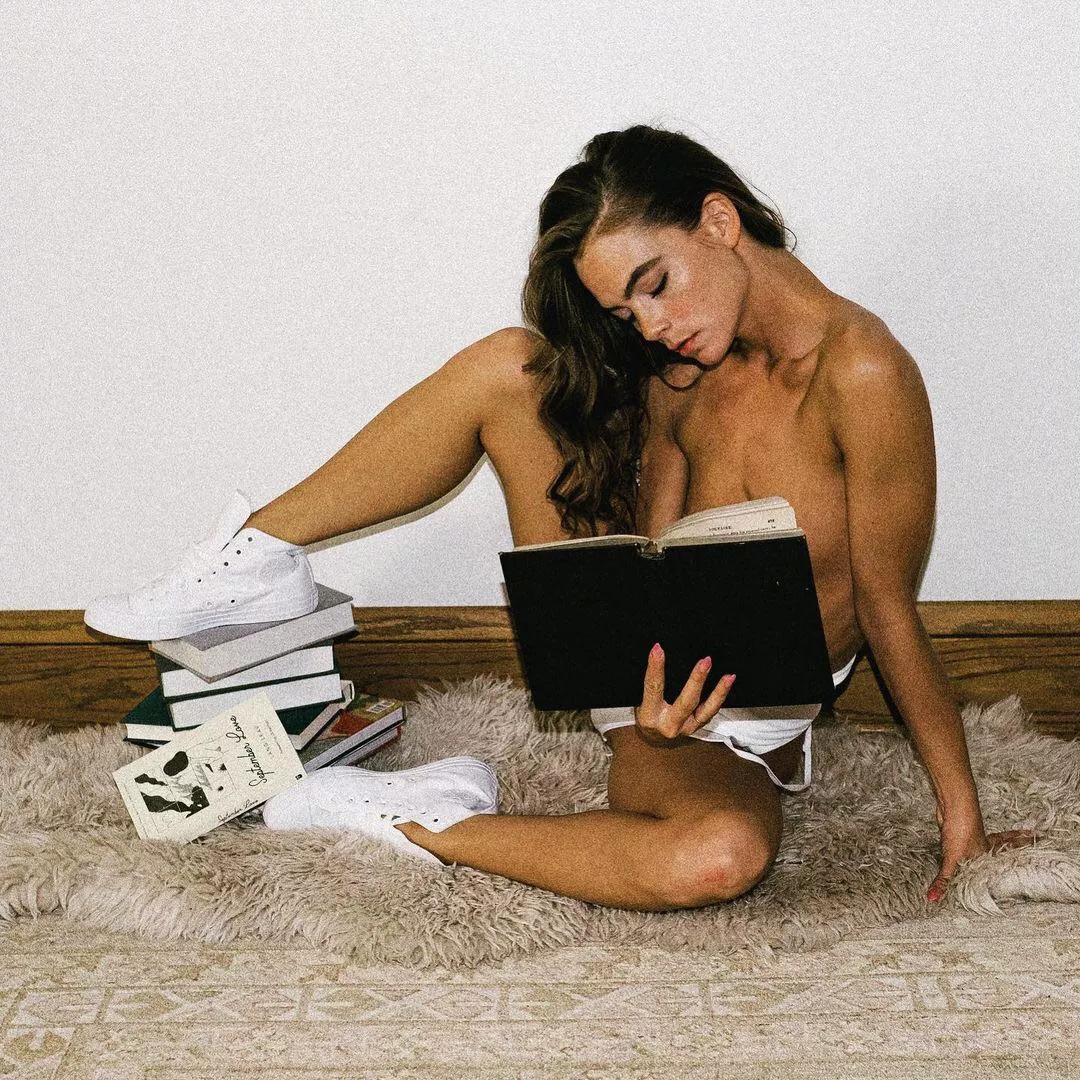 Hannah Peltier posted by deckard222