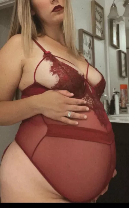 Happy 27 weeks to this Bump 😍💋 by PregnantPawg94