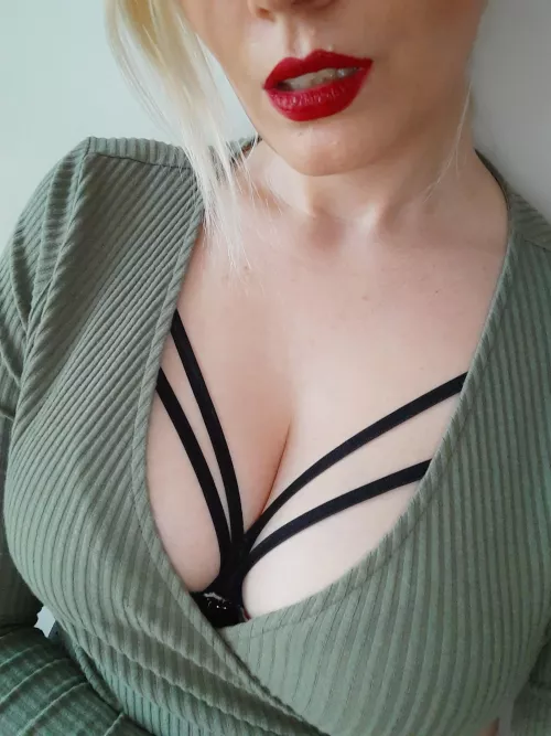 Happy afternoon [F] by leatherstilettos