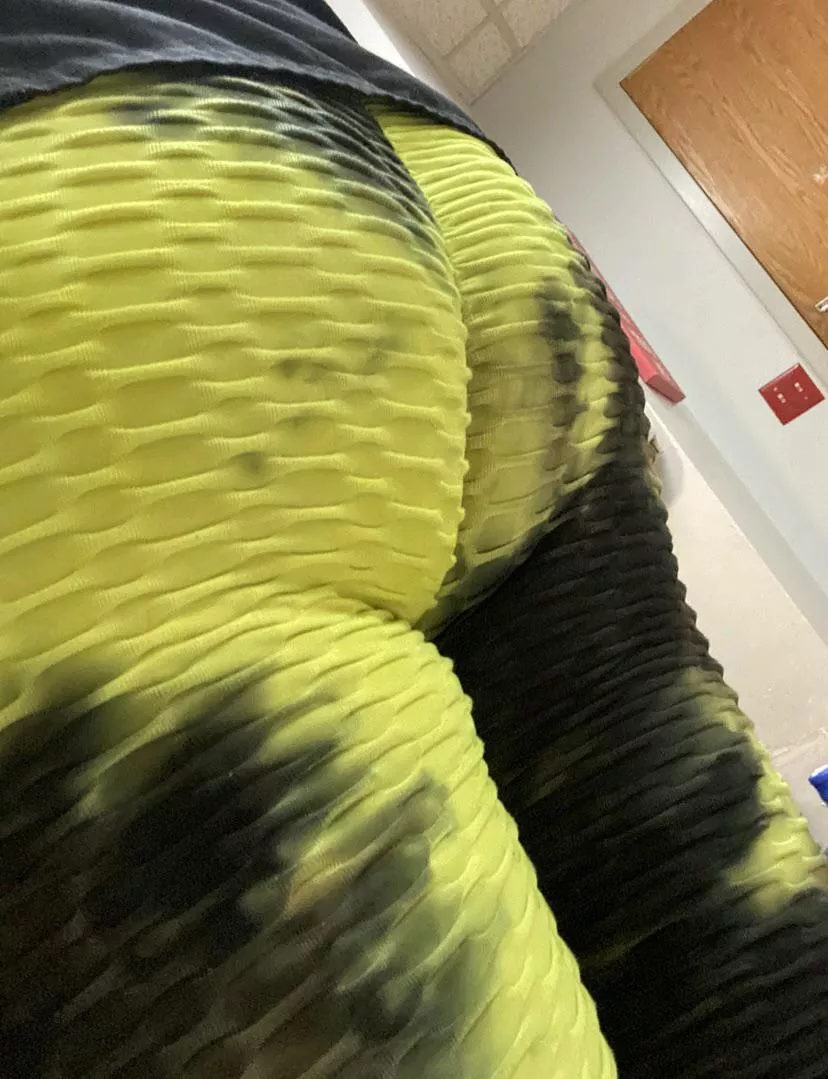 Happy Daylight’s Savings Day! Here’s an extra hour of this body. posted by SolaG1998