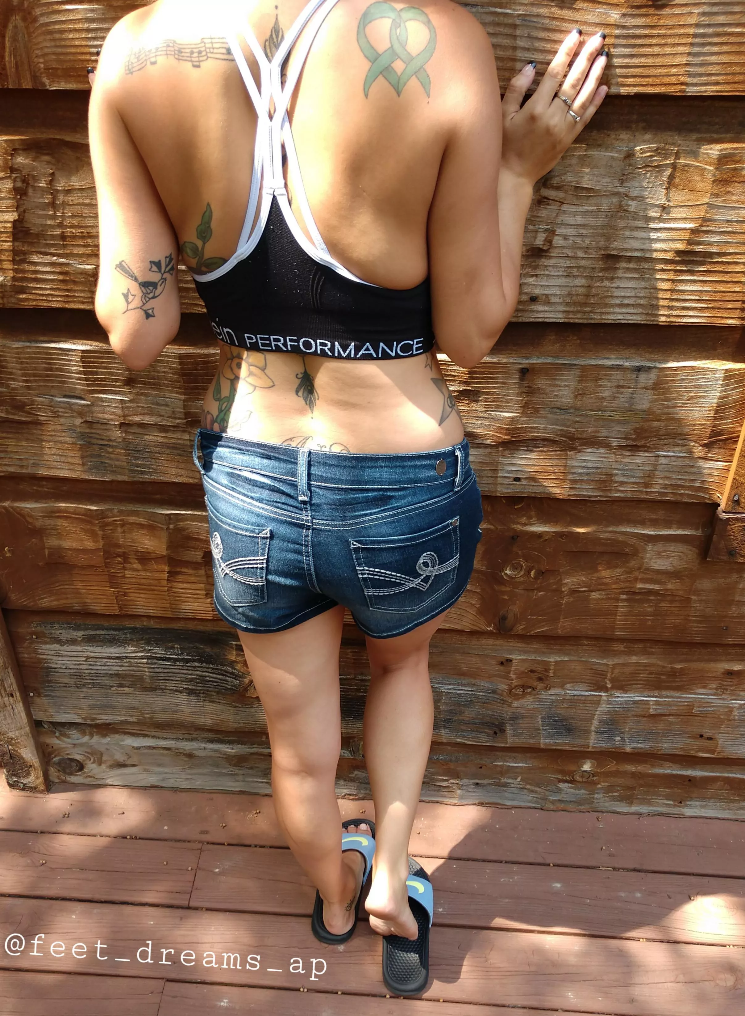 Happy Friday 😘 posted by TheMILFnextdoorAP