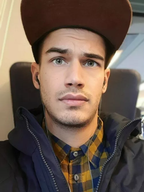 Happy friday, bros! by Qaratrian