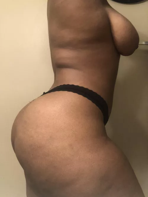 Happy Friday everyone, I hope your day is full of ass 😘. by _taylorcakes