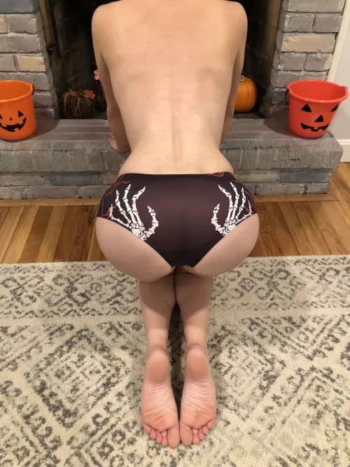 Happy Halloween from your 33y/o MIL[F] neighbor by MILFnextdoor33