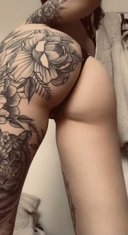Happy hump day 🍑 by TattooedPrincess92